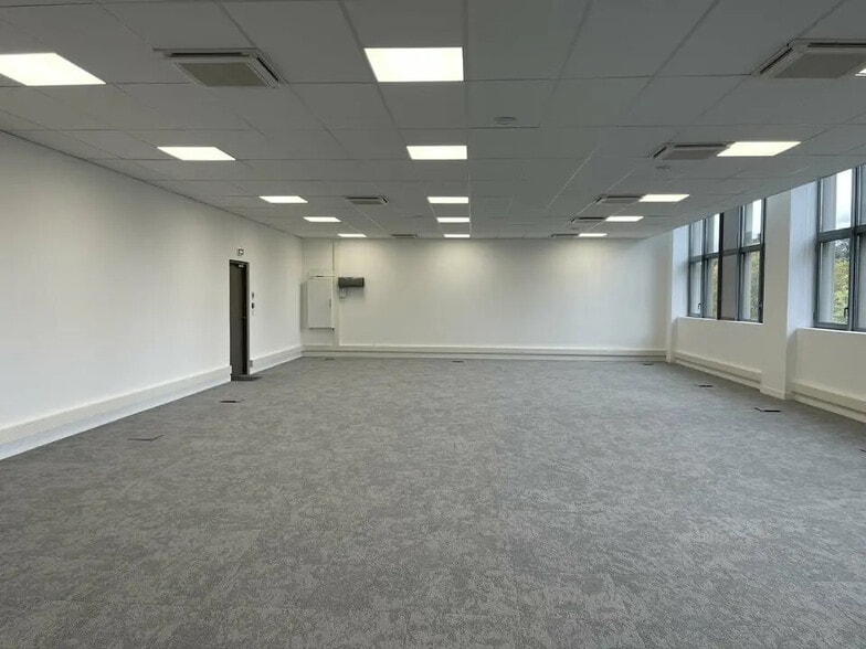 Office in Marseille for lease - Building Photo - Image 2 of 4