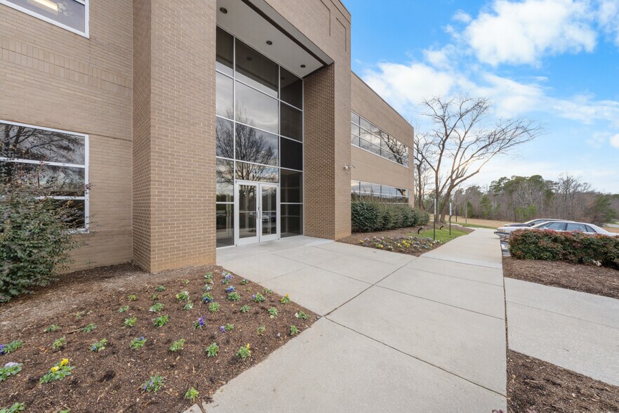 4160 Piedmont Pky, Greensboro, NC for lease - Building Photo - Image 2 of 11