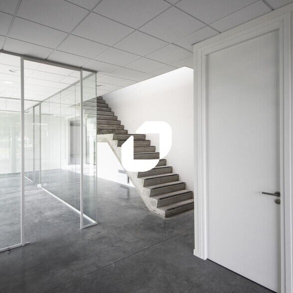 Flex in Loos for lease - Interior Photo - Image 3 of 4