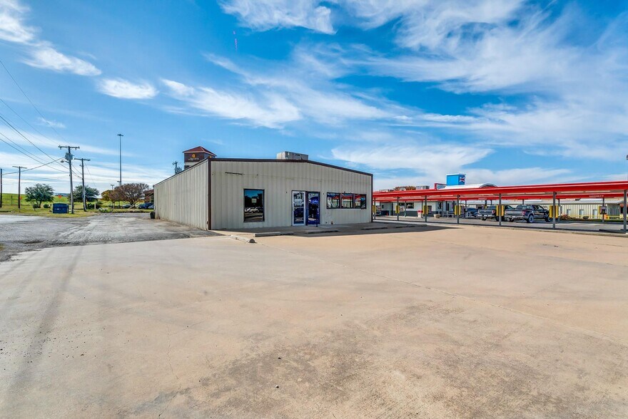 1481 E Main St, Eastland, TX à vendre - Photo du bâtiment - Image 3 de 11