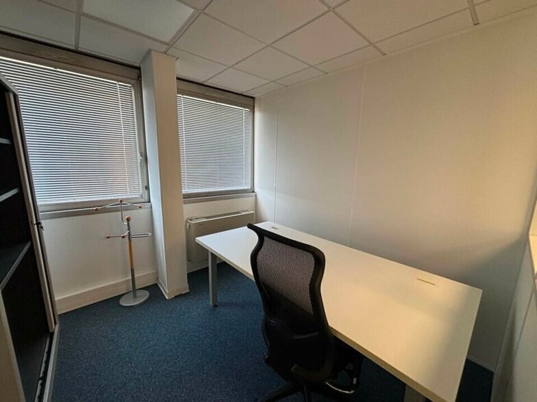 18 Rue Des Cosmonautes, Toulouse for lease - Interior Photo - Image 2 of 8
