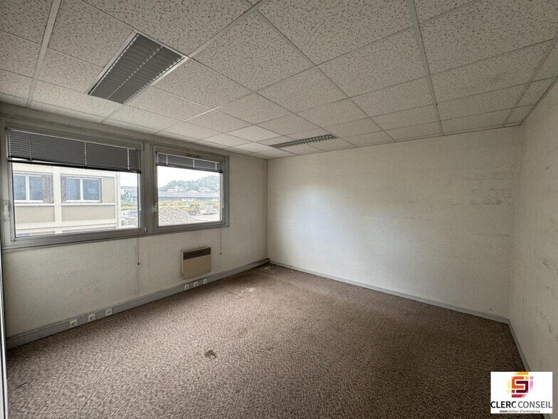 Office in Rouen for lease - Interior Photo - Image 3 of 12