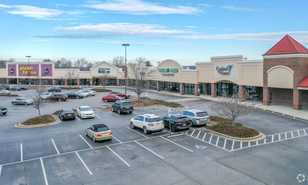1837 E Broad St, Statesville, NC for lease - Primary Photo - Image 2 of 6