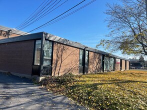 8531 Ch Delmeade, Mont-Royal, QC for lease Building Photo- Image 2 of 6