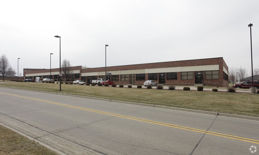 10607-10647 Justin Dr, Urbandale, IA à louer - Photo du bâtiment - Image 3 de 12