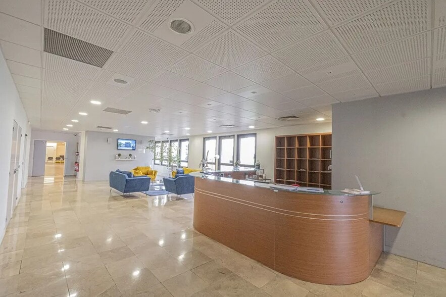 37 Rue De Neuilly, Clichy for lease - Lobby - Image 2 of 3