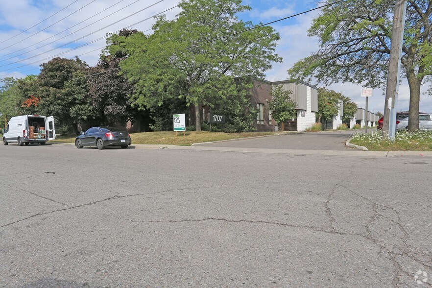 1707 Sismet Rd, Mississauga, ON à vendre - Photo principale - Image 1 de 1