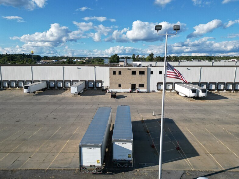 891 Beaver Dr, Du Bois, PA à louer - Photo du bâtiment - Image 2 de 20