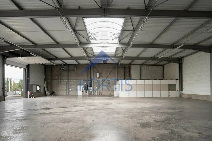 Flex in Arnas for lease - Interior Photo - Image 2 of 4