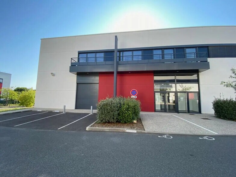 Flex dans Dardilly à louer - Photo du bâtiment - Image 1 de 8