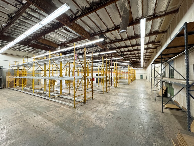 8626-8635 Wilbur Ave, Northridge, CA for lease - Building Photo - Image 2 of 5