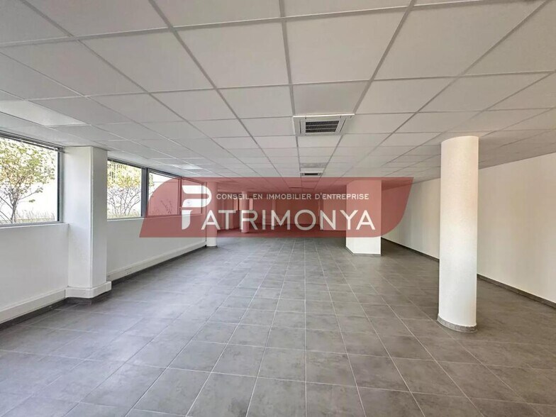 Office in Marseille 11Eme for lease - Interior Photo - Image 2 of 7