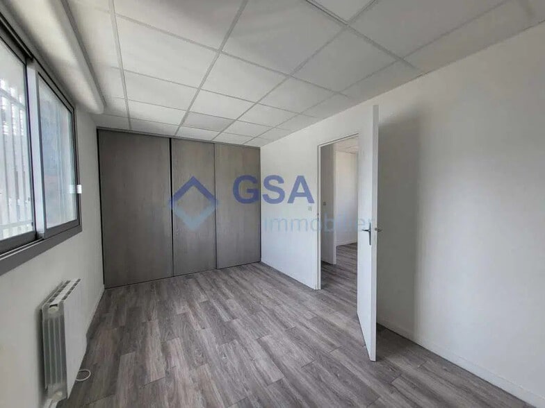 Office in Lisses for lease - Interior Photo - Image 3 of 4