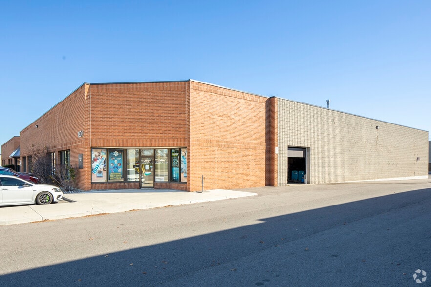 1750 Courtneypark Dr E, Mississauga, ON for lease - Building Photo - Image 2 of 6