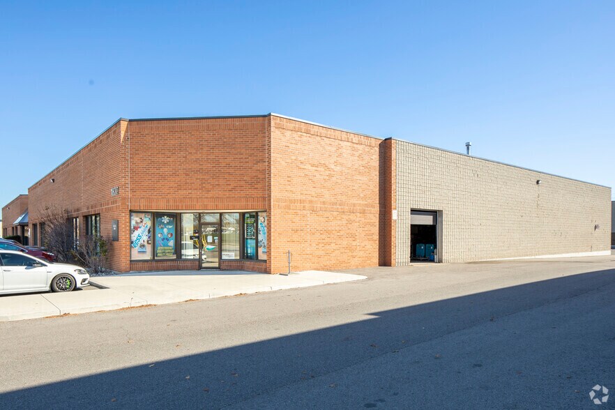 1750 Courtneypark Dr E, Mississauga, ON à louer - Photo du bâtiment - Image 2 de 15