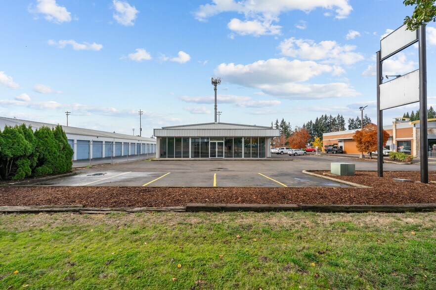 999 N 1st St, Silverton, OR à vendre - Photo du bâtiment - Image 2 de 26