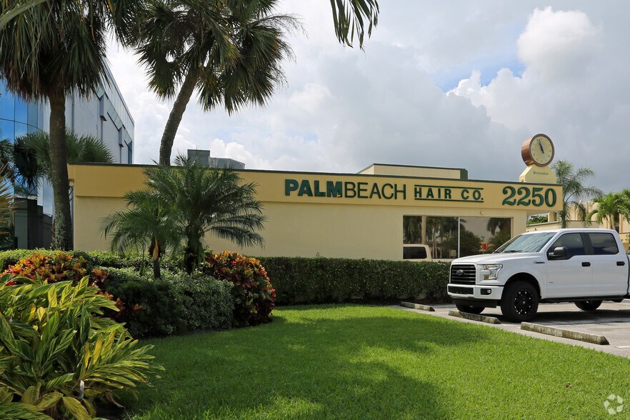 2250 Palm Beach Lakes Blvd, West Palm Beach, FL à louer - Photo du bâtiment - Image 3 de 11
