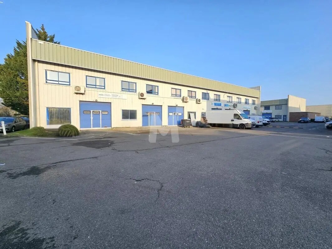 Office in Lisses for lease Building Photo- Image 1 of 13