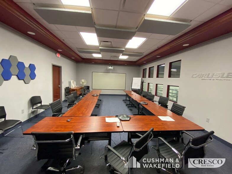 6180 Cochran Rd, Solon, OH à louer - Photo du bâtiment - Image 3 de 4