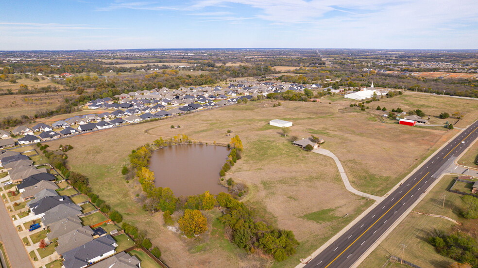 301 W Tecumseh Rd, Norman, OK à vendre - Photo principale - Image 1 de 14