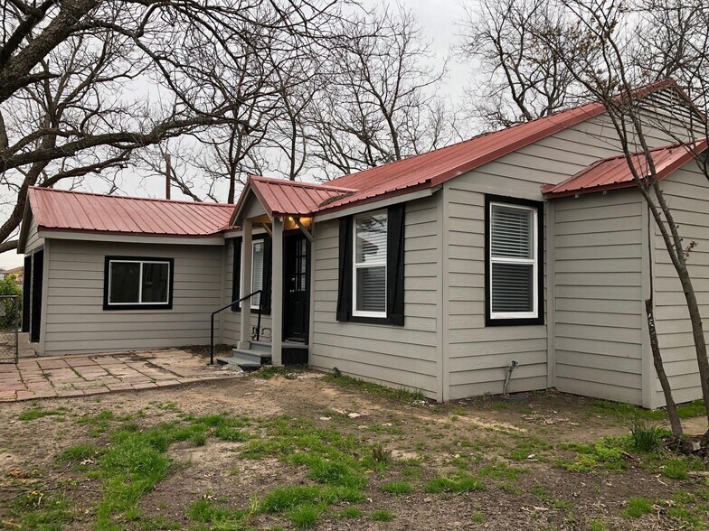 1310 S 5th St, Bonham, TX for sale - Primary Photo - Image 1 of 1