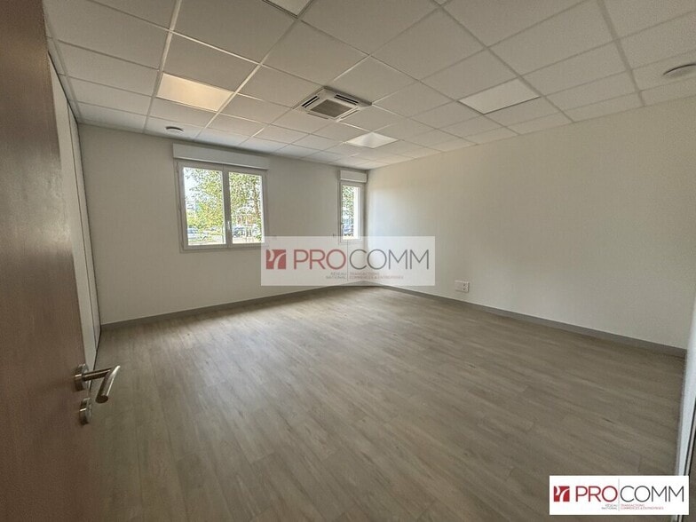 Retail in Chartres for lease - Interior Photo - Image 3 of 7