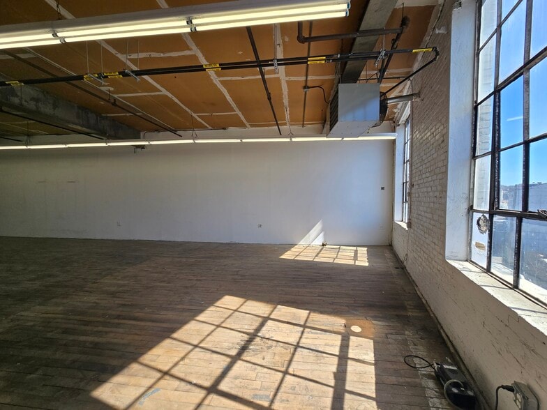 46-55 Metropolitan Ave, Ridgewood, NY for lease - Building Photo - Image 2 of 4