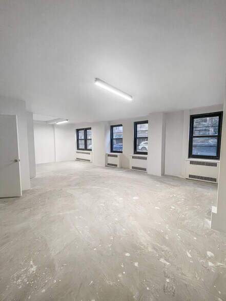 340 E 52nd St, New York, NY à louer - Photo du bâtiment - Image 3 de 14