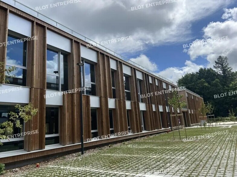 Bureau dans Saint-Jacques-de-la-Lande à louer - Photo du bâtiment - Image 2 de 14