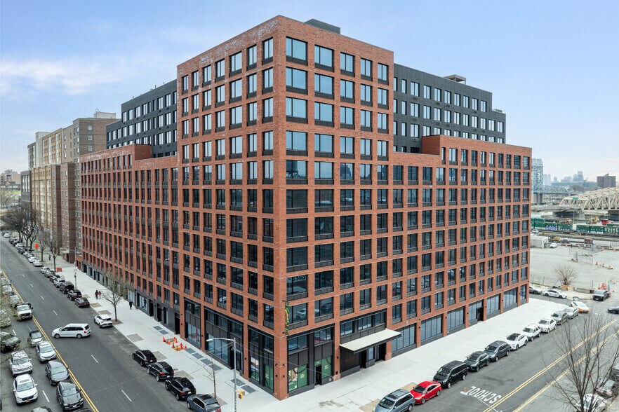 40 Bruckner Blvd, Bronx, NY à louer - Photo du bâtiment - Image 2 de 67