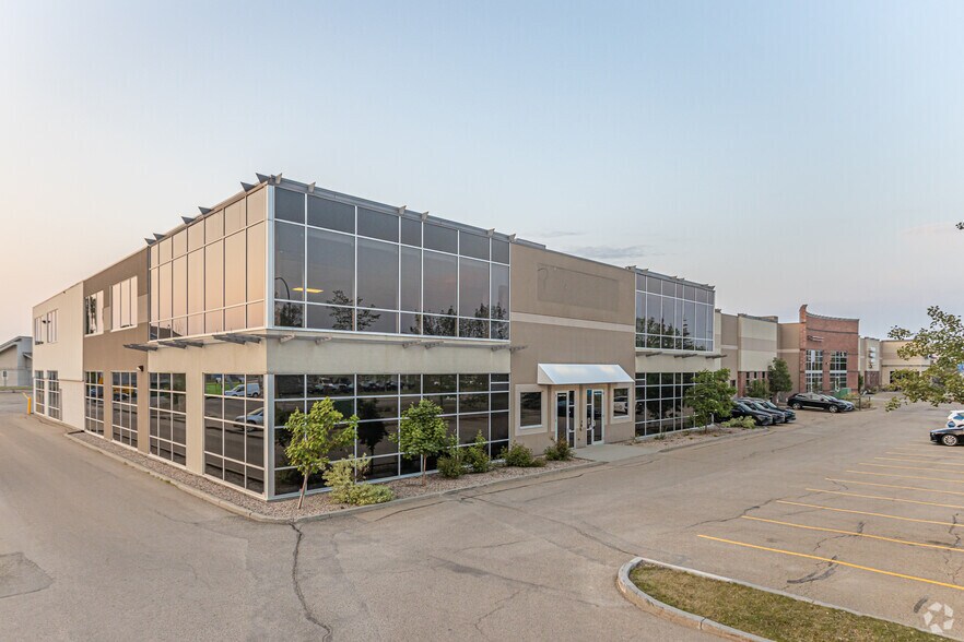 17408-17520 111 Av NW, Edmonton, AB à louer - Photo du bâtiment - Image 2 de 8