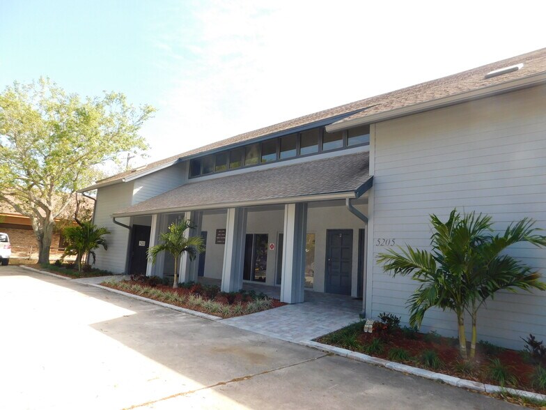 5205 Babcock St NE, Palm Bay, FL à louer - Photo du bâtiment - Image 1 de 7