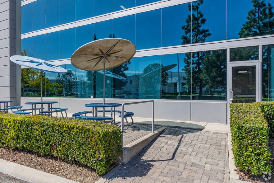 6262 Katella Ave, Cypress, CA for lease - Building Photo - Image 2 of 8
