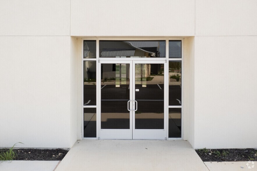 120 Riverwalk Dr, San Marcos, TX à louer - Photo du bâtiment - Image 2 de 9
