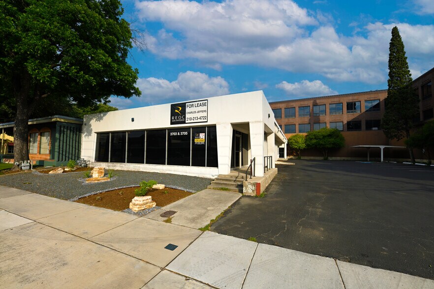 3703-3705 Broadway, San Antonio, TX à louer - Photo du bâtiment - Image 2 de 4