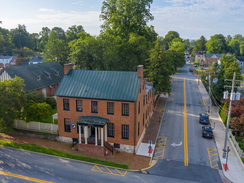 201 E Washington St, Charles Town, WV à vendre - Photo du bâtiment - Image 1 de 1