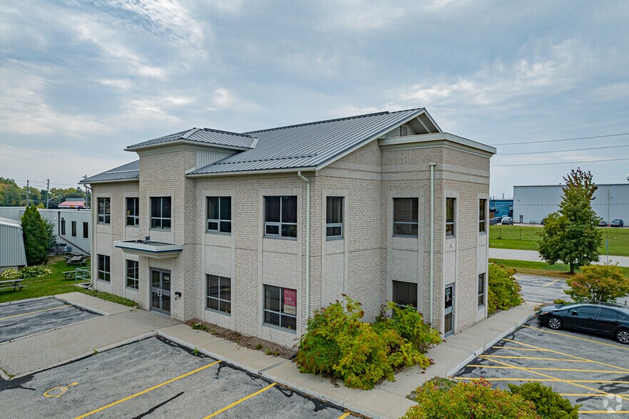 21 Lewis Rd, Guelph, ON à louer - Photo du bâtiment - Image 3 de 5