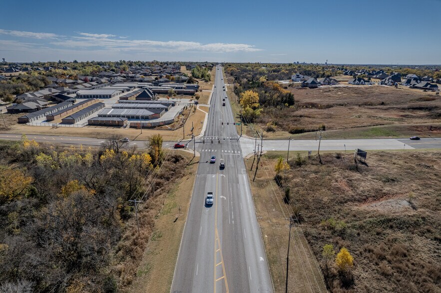 SWC Tecumseh & 12th, Norman, OK à vendre - Photo du bâtiment - Image 2 de 5