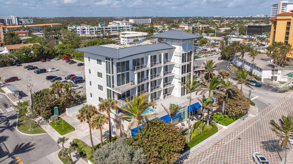 45 NE 21st Ave, Deerfield Beach, FL à vendre - Photo du bâtiment - Image 2 de 46