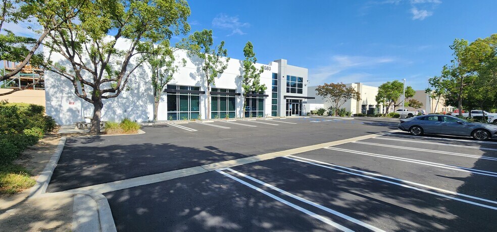 9383 Charles Smith Ave, Rancho Cucamonga, CA à louer - Photo du bâtiment - Image 3 de 3
