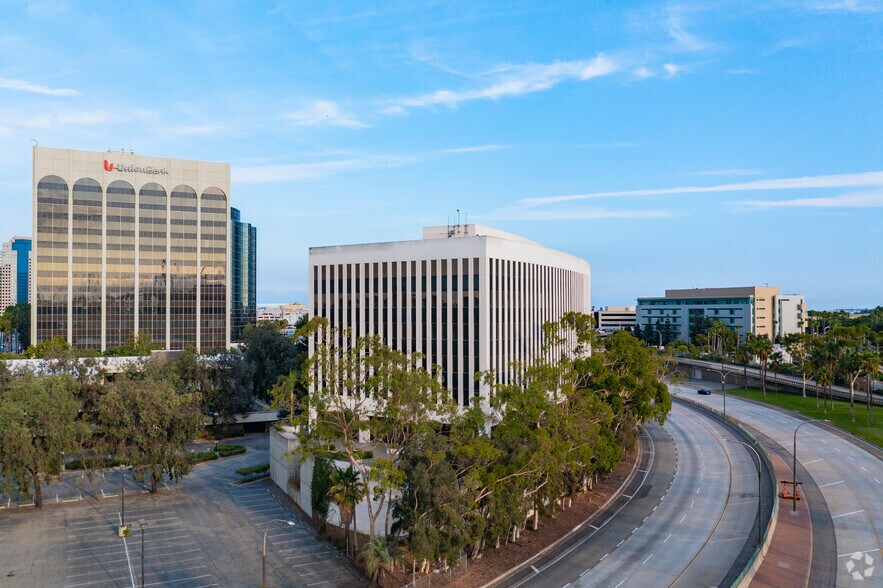 11 Golden Shore St, Long Beach, CA à vendre - Photo du bâtiment - Image 3 de 11