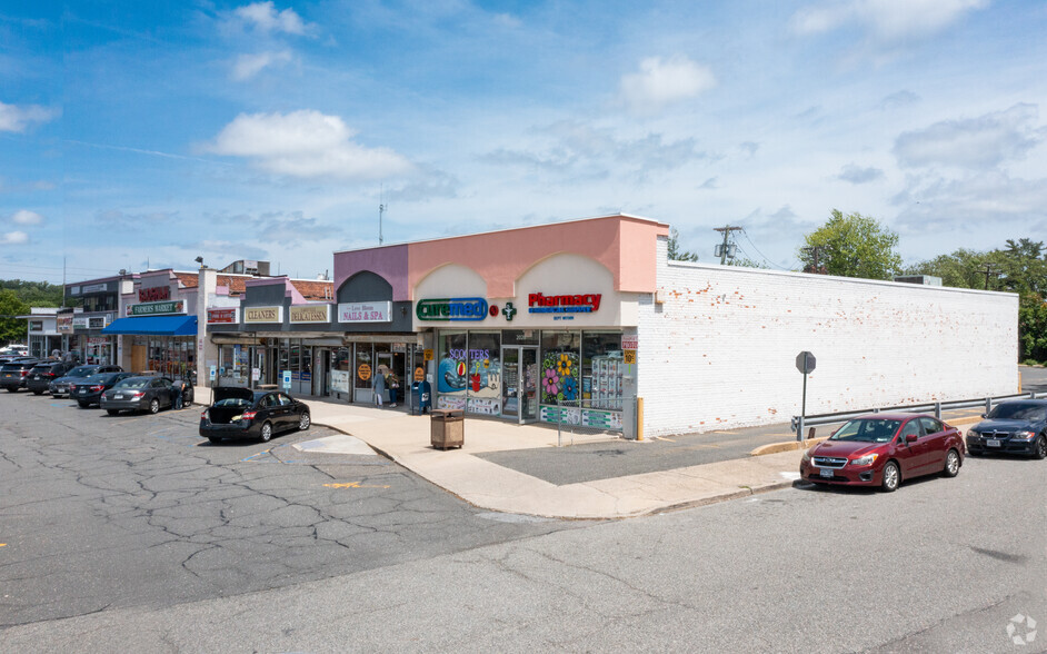 2020-2050 Lakeville Rd, New Hyde Park, NY for sale - Primary Photo - Image 1 of 1