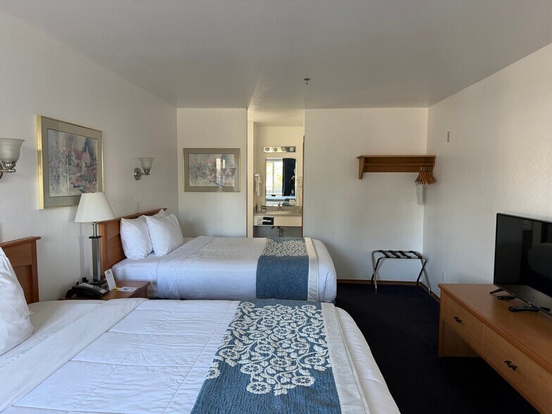 9016 Aurora Ave N, Seattle, WA à vendre - Photo du bâtiment - Image 3 de 12