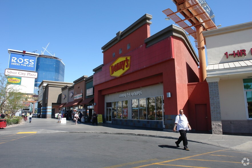 3001 S Las Vegas Blvd, Las Vegas, NV for lease - Building Photo - Image 2 of 4