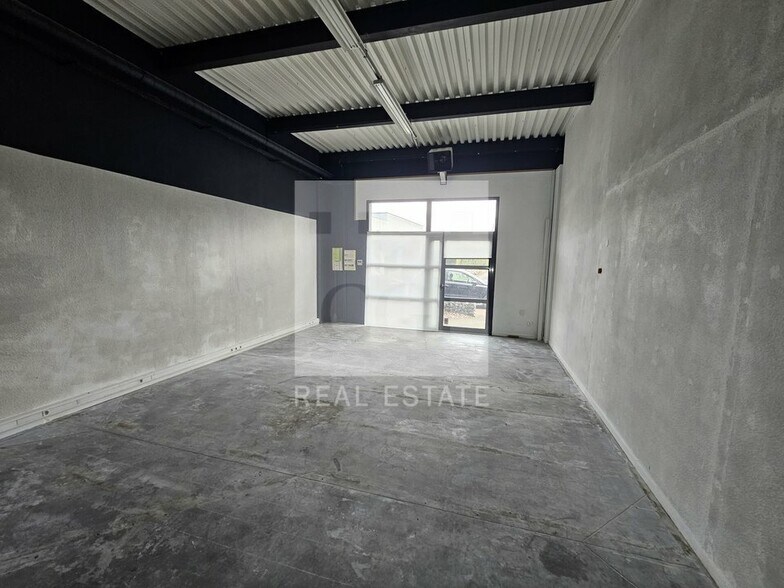 Flex in Montbonnot-Saint-Martin for lease - Interior Photo - Image 2 of 8
