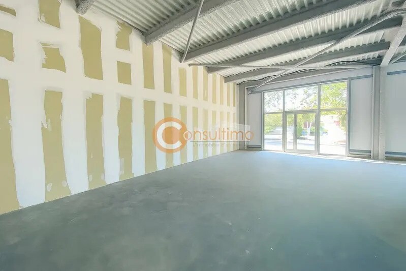 Retail in Carbon-Blanc for lease Interior Photo- Image 1 of 9