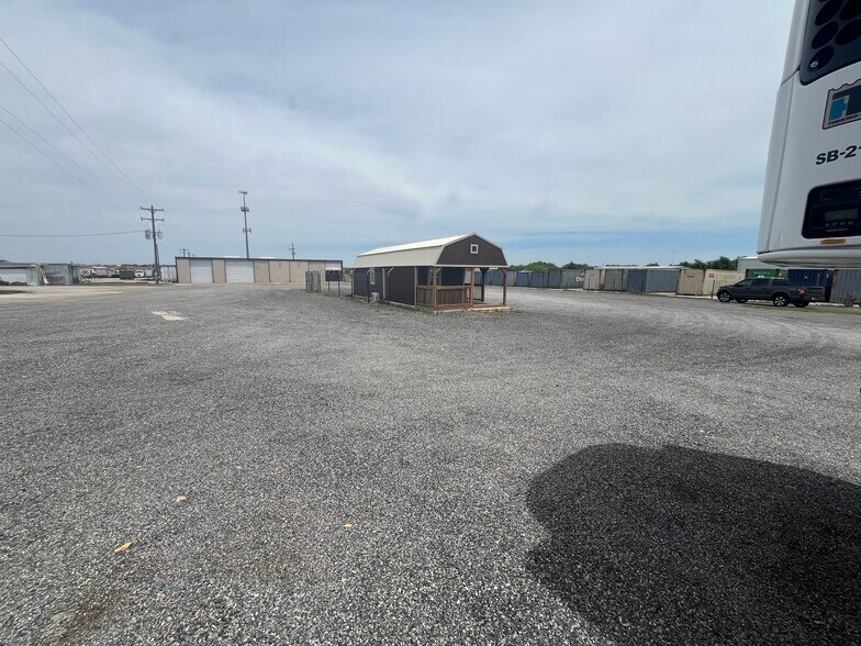 601 N Access Rd, Tye, TX à louer - Photo du bâtiment - Image 3 de 14
