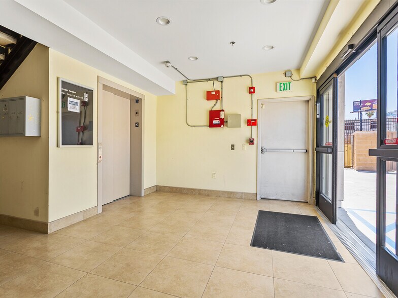 7335-7341 Foothill Blvd, Tujunga, CA à vendre - Photo du bâtiment - Image 3 de 67