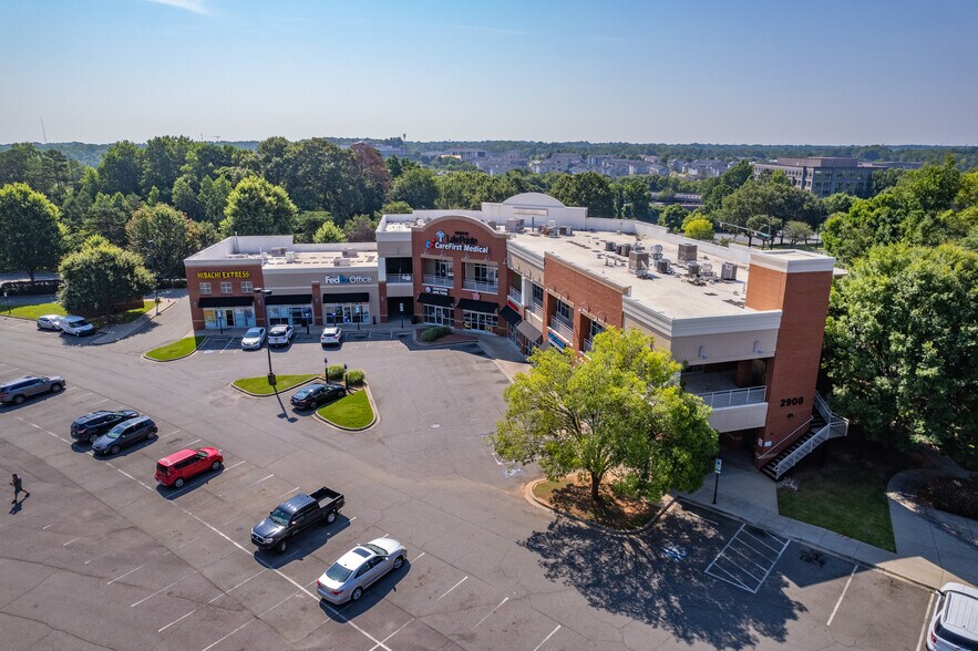 2908 Oak Lake Blvd, Charlotte, NC à louer - Photo du bâtiment - Image 3 de 16