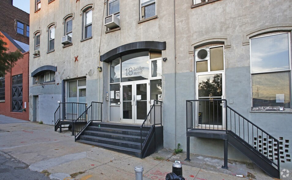 18-24 Bridge St, Brooklyn, NY à louer - Photo du bâtiment - Image 2 de 3